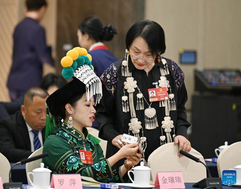 Katika picha: Wajumbe wanawake wa utungaji sheria na mashauriano ya kisiasa kwenye