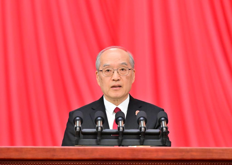 Zhang Jun, mkuu wa Mahakama Kuu ya Umma ya China (SPC), akitoa ripoti ya kazi ya Mahama hiyo kwenye kikao cha pili cha wajumbe wote wa mkutano wa nne wa Bunge la 14 la Umma la China katika Jumba la Mikutano ya Umma la Beijing, China, Machi 9, 2026. (Xinhua/Ding Haitao)