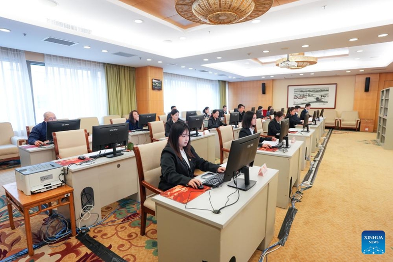 Wafanyakazi wakifanya kazi kwenye sekretarieti ya mkutano wa nne wa Bunge la 14 la Umma la China (NPC) mjini Beijing, Machi 10, 2026. (Xinhua/Wang Xi)