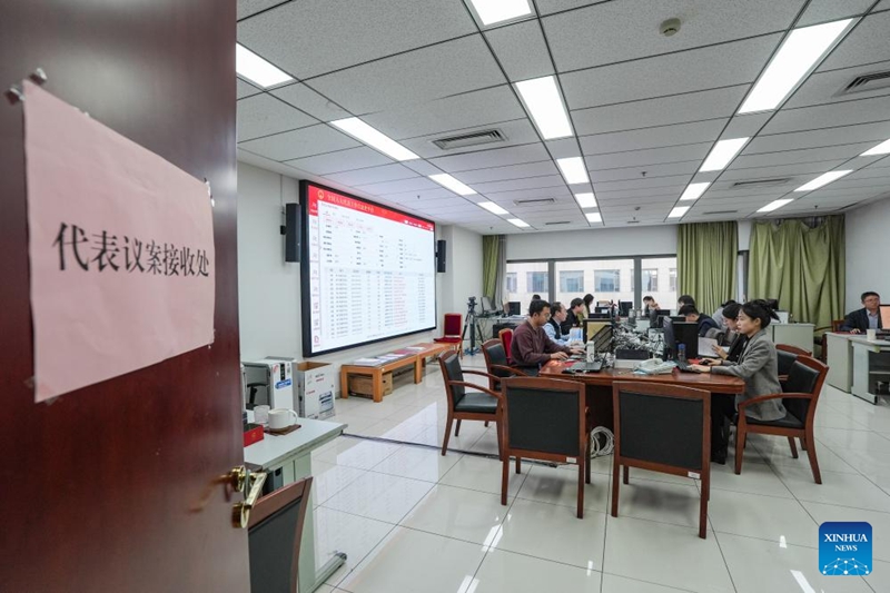 Wafanyakazi wakifanya kazi kwenye sekretarieti ya mkutano wa nne wa Bunge la 14 la Umma la China (NPC) mjini Beijing, Machi 10, 2026. (Xinhua/Wang Xi)