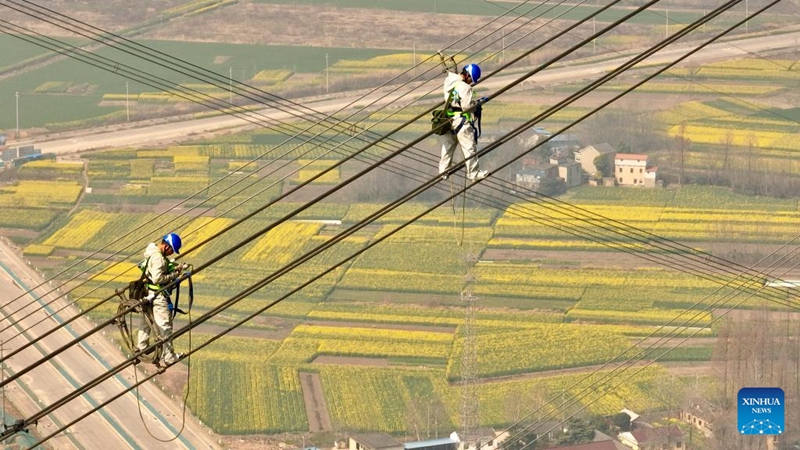 Wafanyakazi wa matengenezo wakikagua Njia ya Umeme wa volteji ya juu ±800 kV ya Jintang katika Mji wa Tongling, China