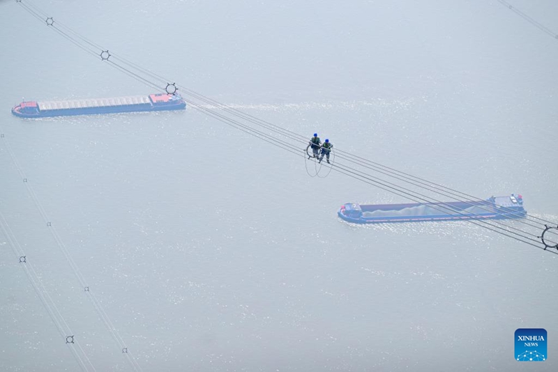 Wafanyakazi wa matengenezo wakikagua Njia ya Umeme wa volteji ya juu ±800 kV ya Jintang katika Mji wa Tongling, China