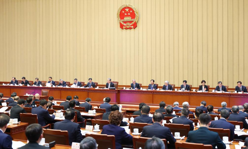 Zhao Leji, mwenyekiti mtendaji wa tume ya utendaji  wa mkutano wa nne wa Bunge la 14 la Umma la China (NPC), akiongoza kikao cha tatu cha tume hiyo katika Jumba la Mikutano ya Umma la Beijing, Machi 11, 2026. (Xinhua/Liu Bin)