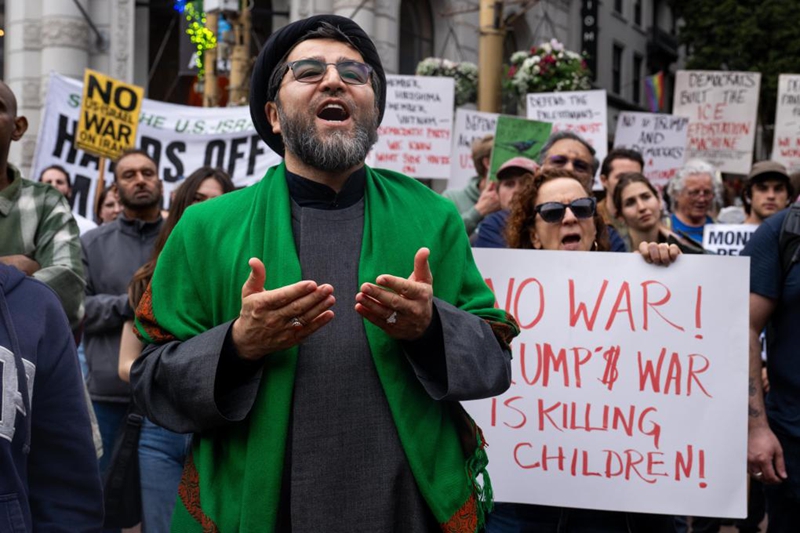 Watu wakihudhuria maandamano kupinga mashambulizi ya Marekani na Israel dhidi ya Iran mjini San Francisco, Marekani, Februari 28, 2026. (Picha na Ziyu Julian Zhu/Xinhua)