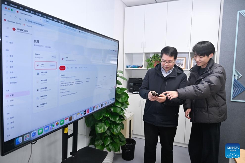 Fundi (kulia) akizungumza na mtumiaji baada ya kuweka wakala wa AI wa chanzo wazi OpenClaw kwenye kompyuta mjini Nanjing, Mkoa wa Jiangsu, Mashariki mwa China, Machi 11, 2026. (Xinhua/Ji Chunpeng)