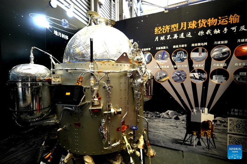 Picha iliyopigwa Machi 12, 2026 ikionesha kifaa kwa ajili ya uchukuzi wa mzigo mwezini katika Mkutano na Maonesho ya Usafiri wa Anga ya Juu wa Kibiashara ya Shanghai 2026 kwenye Kituo Kipya cha Kimataifa cha Maonesho cha Shanghai mjini Shanghai, Mashariki mwa China. (Xinhua/Zhang Jiansong)