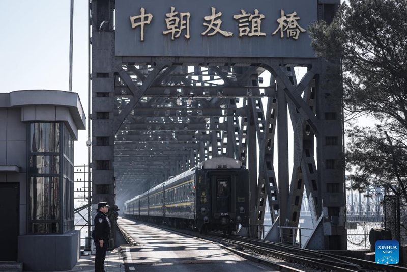 Treni No. 95 kutoka Mji wa Dandong wa China hadi Mji wa Pyongyang wa Jamhuri ya Kidemokrasia ya Watu ya Korea (DPRK) ikipita kwenye daraja la mpakani mjini Dandong, Mkoa wa Liaoning, kaskazini mashariki mwa China, Machi 12, 2026. (Xinhua/Pan Yulong)