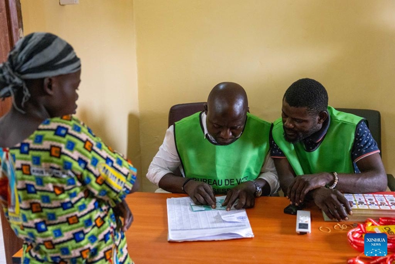 Wafanyakazi wakithibitisha taarifa za mpiga kura kwenye kituo cha kupigia kura mjini Brazzaville, mji mkuu wa Jamhuri ya Kongo, Machi 15, 2026. (Xinhua/Zheng Yangzi)