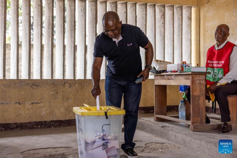 Jamaa akipiga kura yake kwenye kituo cha kupigia kura mjini Brazzaville, mji mkuu wa Jamhuri ya Kongo, Machi 15, 2026. (Xinhua/Zheng Yangzi)
