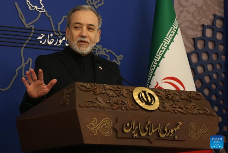 Waziri wa Mambo ya Nje wa Iran Seyed Abbas Araghchi akizungumza kwenye mkutano wa wiki na waandishi wa habari mjini Tehran, Iran, Machi 16, 2026. (Xinhua/Shadati)