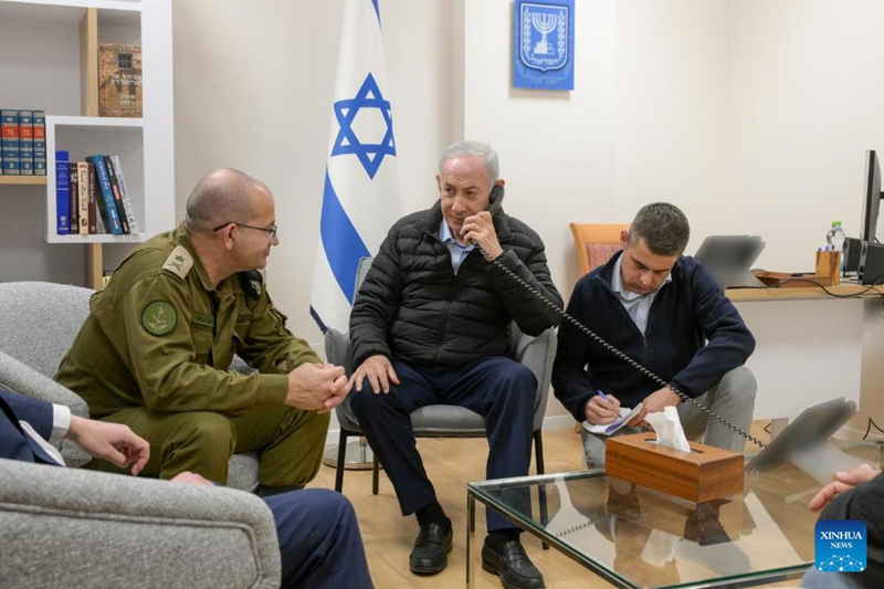 Picha hii iliyotolewa na Ofisi ya Waziri Mkuu wa Israel Machi 17, 2026 ikimwonesha Waziri Mkuu wa Israel Benjamin Netanyahu (katikati) akizungumza kwa simu. (Xinhua)