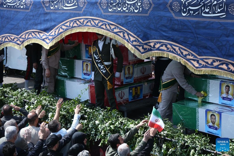 Iran yafanya mazishi kwa askari wa meli ya kivita iliyozama, afisa mkuu wa usalama na kamanda wa kikosi cha Basij