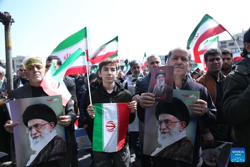 Iran yafanya mazishi kwa askari wa meli ya kivita iliyozama, afisa mkuu wa usalama na kamanda wa kikosi cha Basij