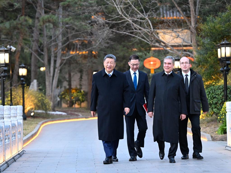 Rais wa China Xi Jinping akifanya matembezi na Kiongozi wa Kitaifa wa Watu wa Turkmen na Mwenyekiti wa Baraza la Umma (Halk Maslahaty) la Turkmenistan Gurbanguly Berdimuhamedov, ambaye yuko katika ziara ya kirafiki nchini China, kwenye Jumba la Kuwapokea Wageni wa Kitaifa la Diaoyutai mjini Beijing, Machi 18, 2026. (Xinhua/Shen Hong)