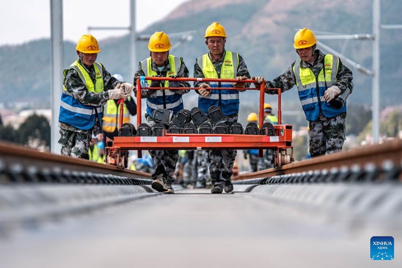 Kazi ya kutandaza reli kwenye sehemu ya Yunnan ya reli ya mwendo-kasi ya Chongqing-Kunming, China yaanza