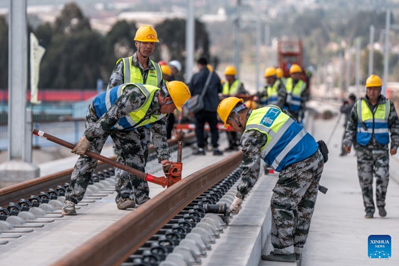 Kazi ya kutandaza reli kwenye sehemu ya Yunnan ya reli ya mwendo-kasi ya Chongqing-Kunming, China yaanza