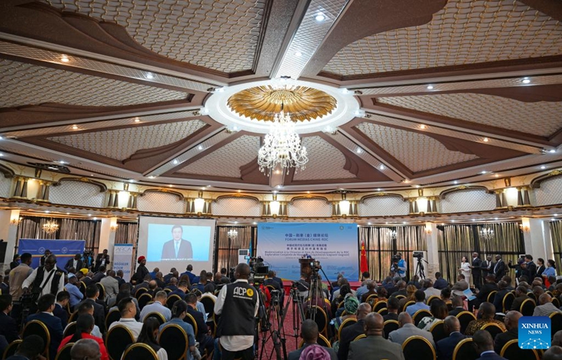 Fu Hua, Mkuu wa Shirika la Habari la China, Xinhua, akitoa hotuba kwa njia ya video kwenye hafla ya ufunguzi wa Jukwaa la Vyombo vya Habari la China na Jamhuri ya Kidemokrasia ya Kongo (DRC), mjini Kinshasa, DRC, Machi 18, 2026. (Xinhua/Yang Guang)