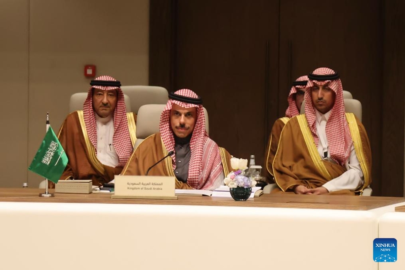 Waziri wa Mambo ya Nje wa Saudi Arabia Faisal bin Farhan Al Saud (katikati) akishiriki kwenye mkutano wa mashauriano wa mawaziri  kuhusu maendeleo ya kikanda, Riyadh, Saudi Arabia, mapema Machi 19, 2026. (Xinhua/Wang Haizhou)