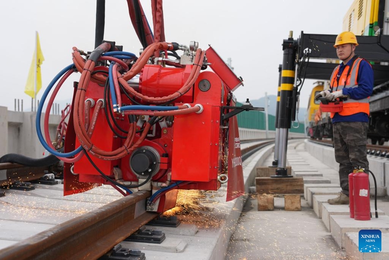 Kifaa cha kisasa cha kuchomelea chaanza kutumika kwennye eneo la ujenzi wa reli mkoani Zhejiang, China