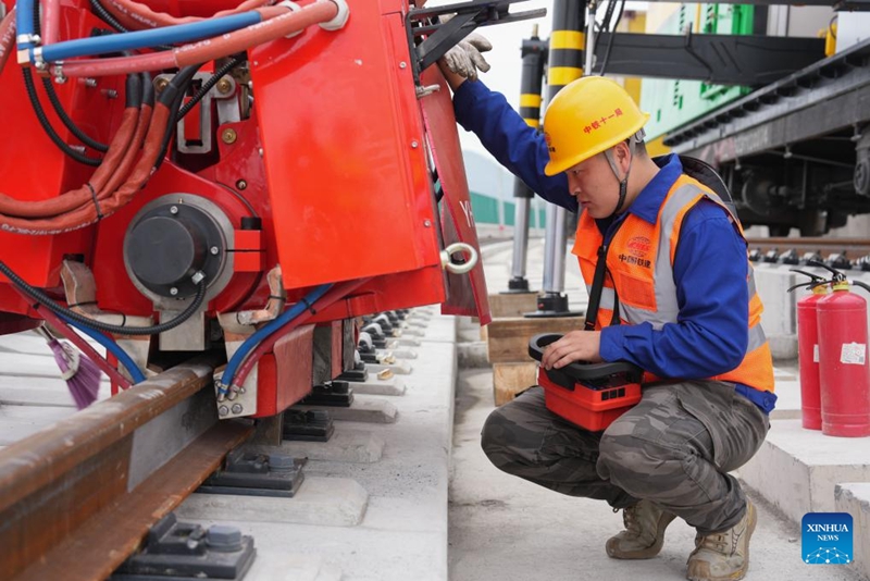 Kifaa cha kisasa cha kuchomelea chaanza kutumika kwennye eneo la ujenzi wa reli mkoani Zhejiang, China