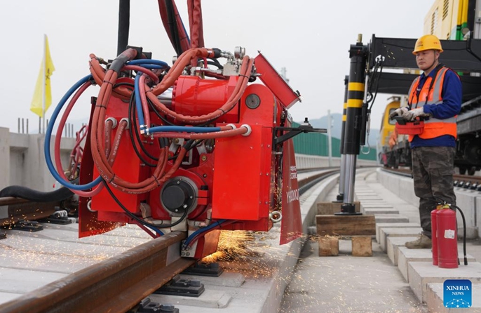 Kifaa cha kisasa cha kuchomelea chaanza kutumika kwennye eneo la ujenzi wa reli mkoani Zhejiang, China