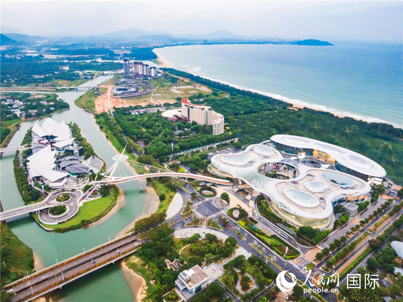 Picha ikionesha mandhari ya Mji wa Kimataifa wa Manunuzi Yasiyotozwa Ushuru wa Sanya mjini Sanya, Mkoa wa Hainan, kusini mwa China. (Picha/People's Daily Online)