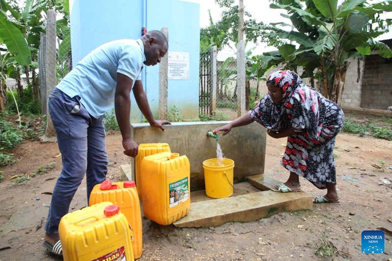 Wakazi wenyeji wakichukua maji safi kwenye bomba la umma lililowekwa chini ya mradi wa maji safi unaosaidiwa na China huko Chaani, Zanzibar, Tanzania, Machi 22, 2026. (Xinhua/Emmanuel Herman)