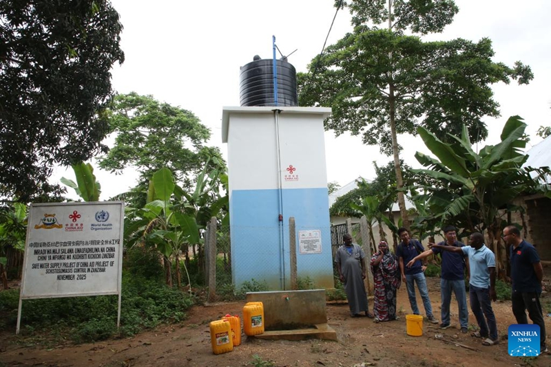 Mnara wa maji uliojengwa chini ya mradi wa maji safi unaosaidiwa na China ukionekana Chaani, Zanzibar, Tanzania, Machi 22, 2026. (Xinhua/Emmanuel Herman)