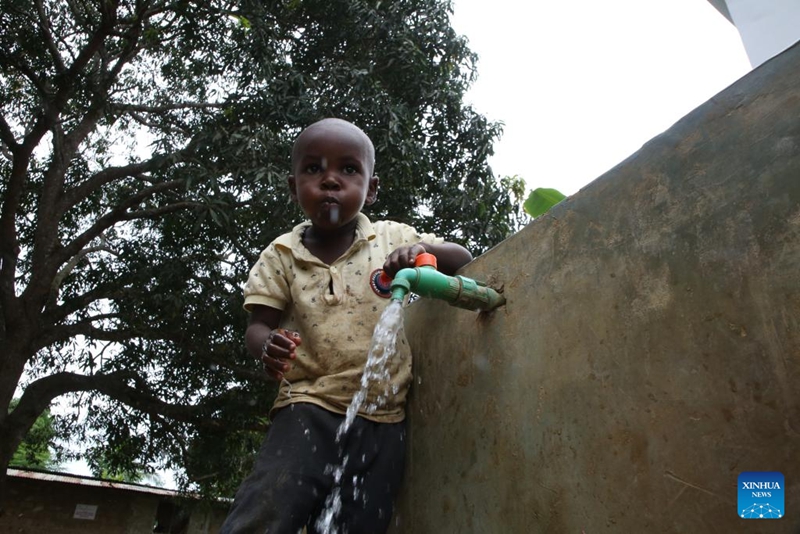 Mtoto akinywa maji kutoka kwenye bomba lililowekwa chini ya mradi wa maji safi unaosaidiwa na China huko Chaani, Zanzibar, Tanzania, Machi 22, 2026. (Xinhua/Emmanuel Herman)