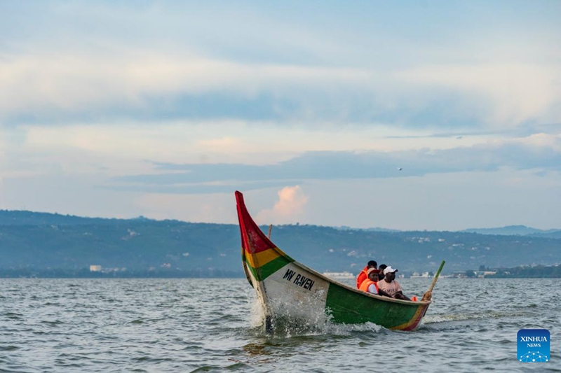 Watalii wakifanya utalii wa kutazama mandhari kwa mashua kwenye Ziwa Victoria, Kisumu, Kenya, Februari 27, 2026. (Xinhua/Xie Jianfei)