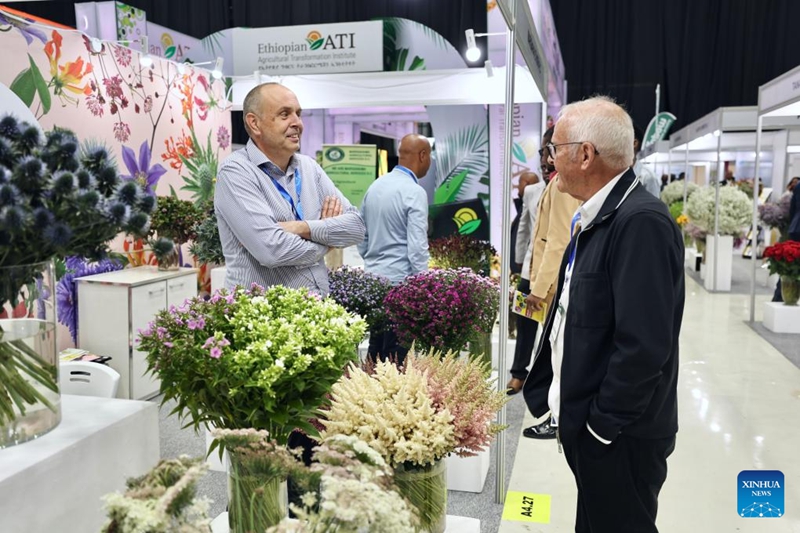 Watu wakizungumza kwenye Maonyesho ya 10 ya Kimataifa ya Biashara ya Kilimo cha Maua na Bustani mjini Addis Ababa, Ethiopia, Machi 24, 2026. (Xinhua/Geng Xinning)