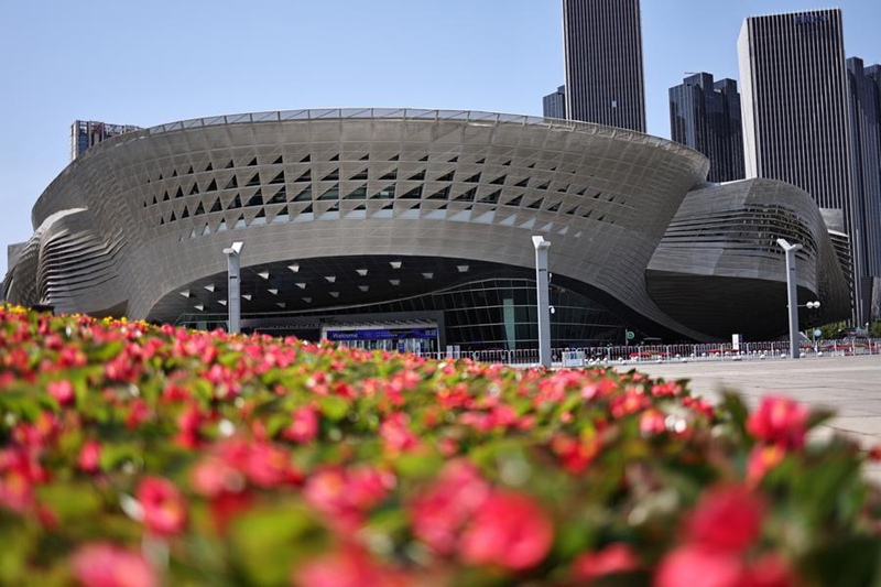 Picha hii iliyopigwa Juni 27, 2024 ikionyesha  mwonekano wa nje ya Kituo cha Mikutano ya Kimataifa cha Dalian, ukumbi wa Jukwaa la Uchumi Duniani la Majira ya Joto 2024, (2024 Summer Davos) mjini Dalian, Mkoa wa Liaoning, kaskazini mashariki mwa China. (Xinhua/Yang Qing)