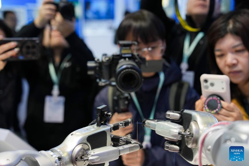 Roboti ikionyesha ufundi wa kuingiza nyuzi kwenye Kituo cha Maonyesho cha Zhongguancun, Beijing, Machi 24, 2026. (Xinhua/Ju Huanzong)