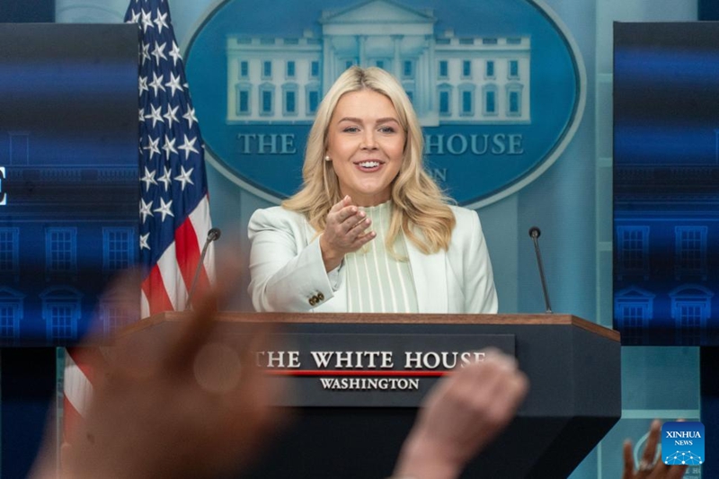 Msemaji wa Ikulu ya White House Karoline Leavitt akiwa kwenye mkutano na waandishi wa habari wa Ikulu ya White House, Washington, D.C., Marekani, Machi 25, 2026. (Picha na Li Yuanqing/Xinhua)