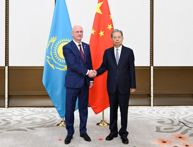 Zhao Leji, mwenyekiti wa kamati ya kudumu ya Bunge la Umma la China, akikutana na Naibu Waziri Mkuu wa Kwanza wa Kazakhstan Roman Sklyar, ambaye yuko China kwa ajili ya Mkutano wa Mwaka wa Jukwaa la Boao la Asia (BFA) 2026, Boao, Mkoa wa Hainan, kusini mwa China, Machi 25, 2026. (Xinhua/Shen Hong)