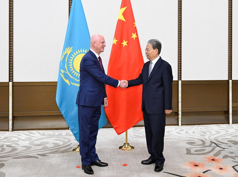 Zhao Leji, mwenyekiti wa kamati ya kudumu ya Bunge la Umma la China, akikutana na Naibu Waziri Mkuu wa Kwanza wa Kazakhstan Roman Sklyar, ambaye yuko China kwa ajili ya Mkutano wa Mwaka wa Jukwaa la Boao la Asia (BFA) 2026, Boao, Mkoa wa Hainan, kusini mwa China, Machi 25, 2026. (Xinhua/Shen Hong)