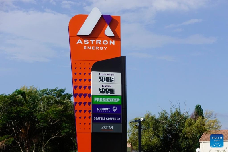 Bei za mafuta zikionyeshwa kwenye kituo cha mafuta jijini Johannesburg, Afrika Kusini, Machi 25, 2026. (Xinhua/Chen Wei)
