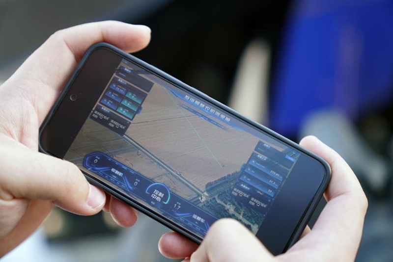 Mfanyakazi akiendesha mfumo wa kiotomatiki wa AI wa kupanda mbegu kwenye Shamba la Youyi chini ya kampuni ya Kundi la Beidahuang katika Mji wa Shuangyashan, Mkoa wa Heilongjiang, kaskazini mashariki mwa China, Machi 19, 2025. (Xinhua/Wang Song)