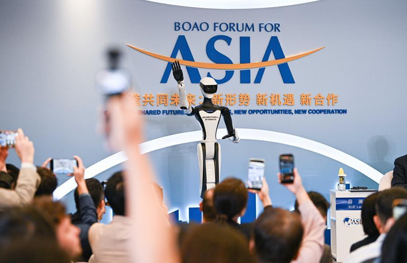 Roboti ikionekana kwenye Mkutano wa Mwaka wa Jukwaa la Boao la Asia (BFA) 2026 katika Mkoa wa Hainan, kusini mwa China, Machi 25, 2026. (Xinhua/Pu Xiaoxu)