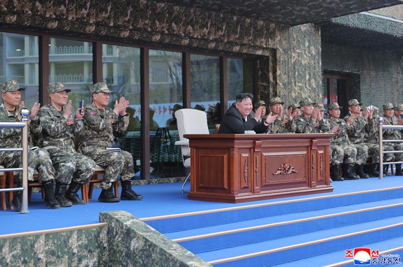 Picha hii iliyotolewa na Shirika Kuu la Habari la Korea (KCNA) ikimuonyesha Kim Jong Un, katibu mkuu wa Chama cha Wafanyakazi cha Korea （WPK） na Rais wa Masuala ya Nchi wa Jamhuri ya Kidemokrasia ya Watu wa Korea (DPRK), akisimamia kambi ya mafunzo ya operesheni maalum iliyo chini ya mamlaka ya moja kwa moja ya idara ya Operesheni ya Makao Makuu ya Jeshi la watu la Korea. (KCNA/kupitia Xinhua)