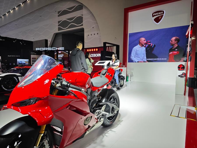 Watembeleaji wakitazama pikipiki za Ducati kwenye Maonyesho ya 5 ya Kimataifa ya Bidhaa za Matumizi ya China (CICPE), Haikou, mji mkuu wa Mkoa wa Hainan, kusini mwa China, Aprili 14, 2025. (Xinhua/Zhou Huimin)