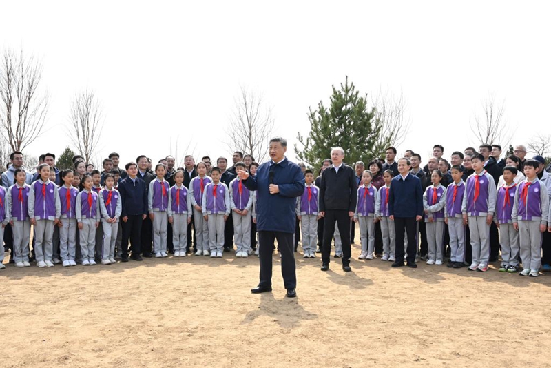 Rais wa China Xi Jinping, akizungumza na umati wa watu katika  sehemu ya kufanya shughuli ya kujitolea kupanda miti katika  mji mdogo Baishan wa Eneo la Changping la Beijing, mji mkuu wa China, Machi 30, 2026. (Xinhua/Xie Huanchi)