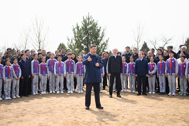 Rais wa China Xi Jinping, akizungumza na umati wa watu  katika shughuli ya kujitolea kupanda miti  huko Baishan ya Eneo la Changping la Beijing, mji mkuu wa China, Machi 30, 2026. (Xinhua/Yan Yan)