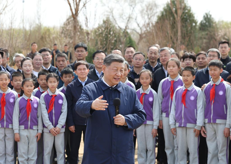 Rais wa China Xi Jinping, akizungumza na umati wa katika  seheu ya kufanya shughuli ya kujitolea kupanda miti  huko Baishan ya Eneo la Changpingla Beijing, mji mkuu wa China, Machi 30, 2026. (Xinhua/Huang Jingwen)