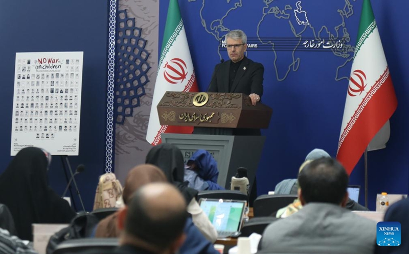 Msemaji wa Wizara ya Mambo ya Nje ya Iran, Esmaeil Baghaei, akihudhuria mkutano wa wiki na waandishi wa habari mjini Tehran, Iran, mnamo Machi 30, 2026. (Xinhua/Shadati)