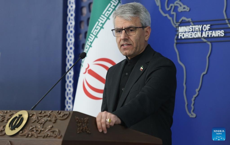 Msemaji wa Wizara ya Mambo ya Nje ya Iran, Esmaeil Baghaei, akizungumza kwenye mkutano wa wiki na waandishi wa habari mjini Tehran, Iran, mnamo Machi 30, 2026. (Xinhua/Shadati)