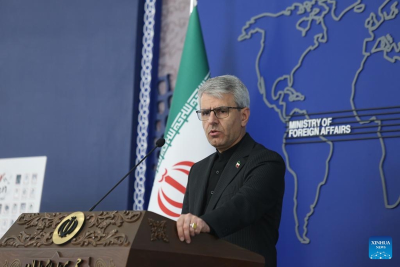 Msemaji wa Wizara ya Mambo ya Nje ya Iran, Esmaeil Baghaei, akizungumza kwenye mkutano wa wiki na waandishi wa habari mjini Tehran, Iran, mnamo Machi 30, 2026. (Xinhua/Shadati)