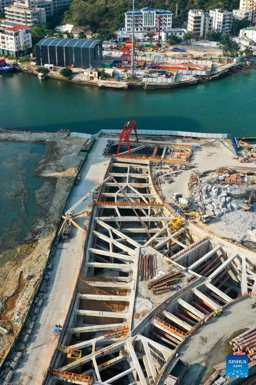 Mradi wa njia ya handaki chini ya maji ya Mto Sanya waendelea kujengwa Hainan, China