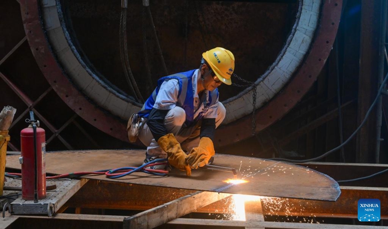 Mradi wa njia ya handaki chini ya maji ya Mto Sanya waendelea kujengwa Hainan, China