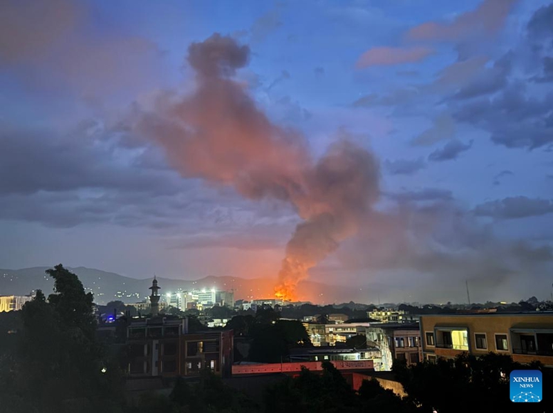 Picha iliyopigwa Machi 31, 2026 ikionyesha moshi ukipaa angani baada ya milipuko kufuatia moto katika kambi ya kijeshi mkoani Bujumbura, Burundi. (Xinhua)